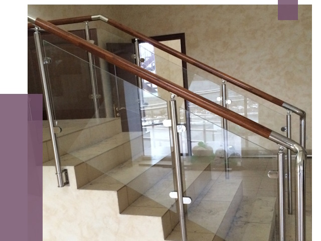 Комбинированные перила из металла и дерева в Урюпинске