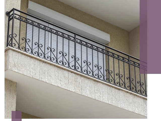 Балконные ограждения из металла и стекла в Урюпинске для домов